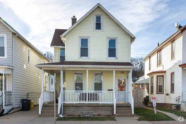 Building Photo - DUBUQUE:  NICE Duplex, hardwood floors, Ce... Rental