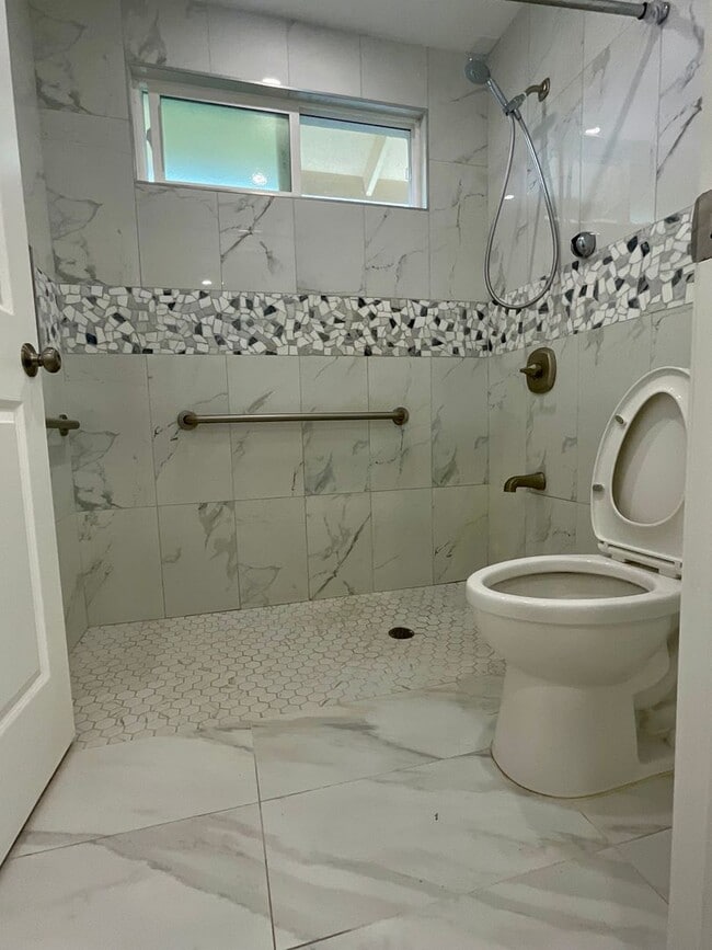 Photo - Spacious Duplex--5Beds, 2Baths  Ground Floor Unit