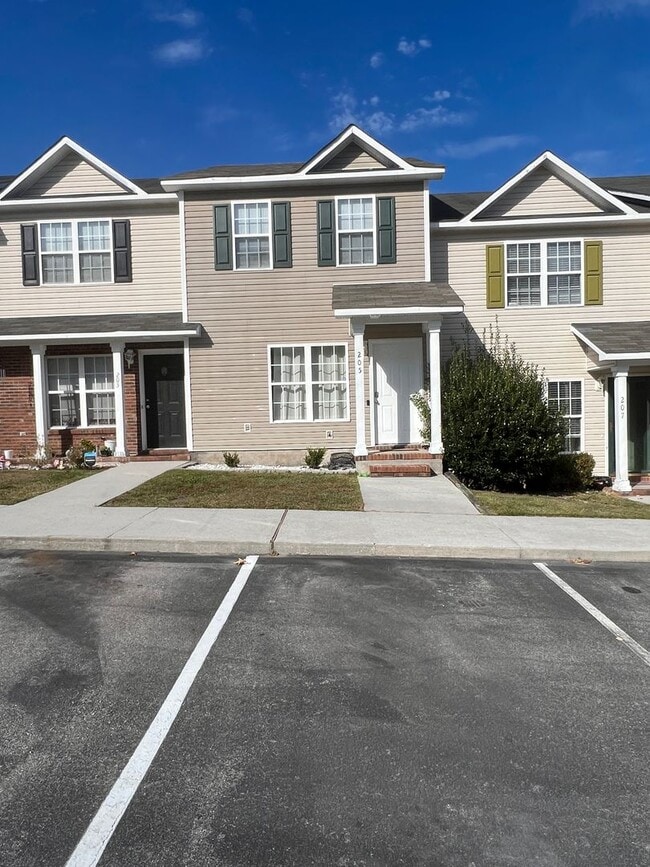 Building Photo - Beautiful 2 Bedroom 2 1/2 bath townhouse with fenced in back yard. Minutes away from Camp Lejeune...