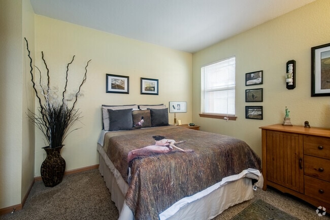 2BR, 1BA - 700SF - Maple Creek