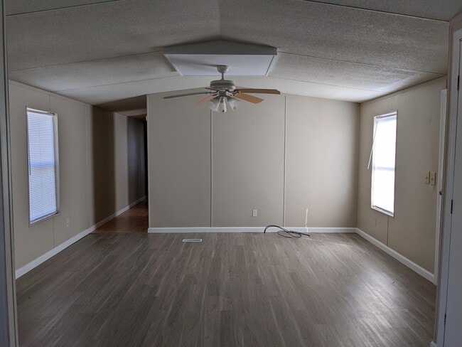 Building Photo - 415 Green Oak Rd