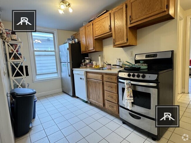Building Photo - 4 bedroom in Brookline MA 02446 Unit 2 Rental