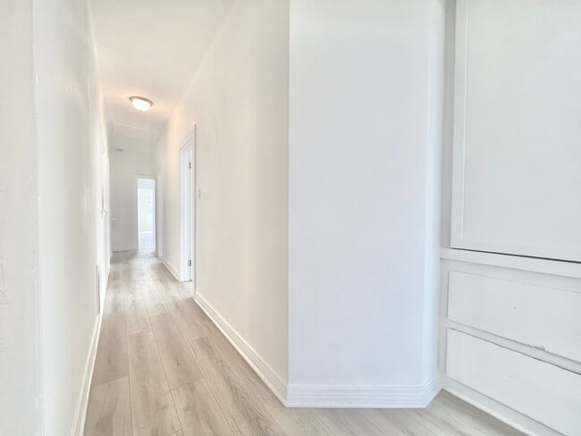 707 W 48th St