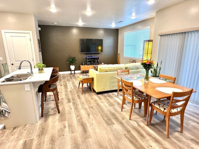 Photo - Beautiful Desert Color Condo!!