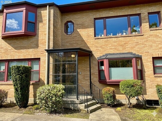 Building Photo - "Lovely Updated Condo in the Sullivan's Gulch Neighborhood" Water/Sewer/Trash & Radient Heat Incl...