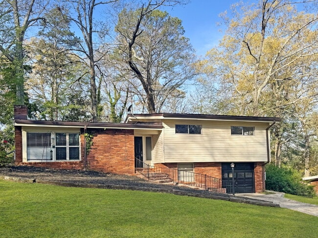 Building Photo - Newly Remodeled Home in the Heart of Gainesville – Available Now!