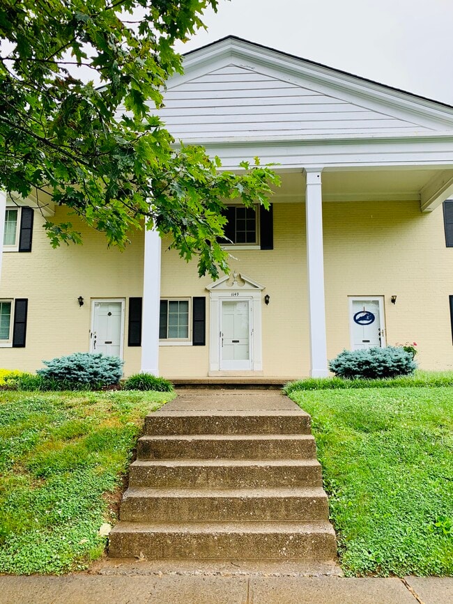 Townhouse is the center unit of the building, with the decorative door - 1149 Cooper Dr Casa Adosada