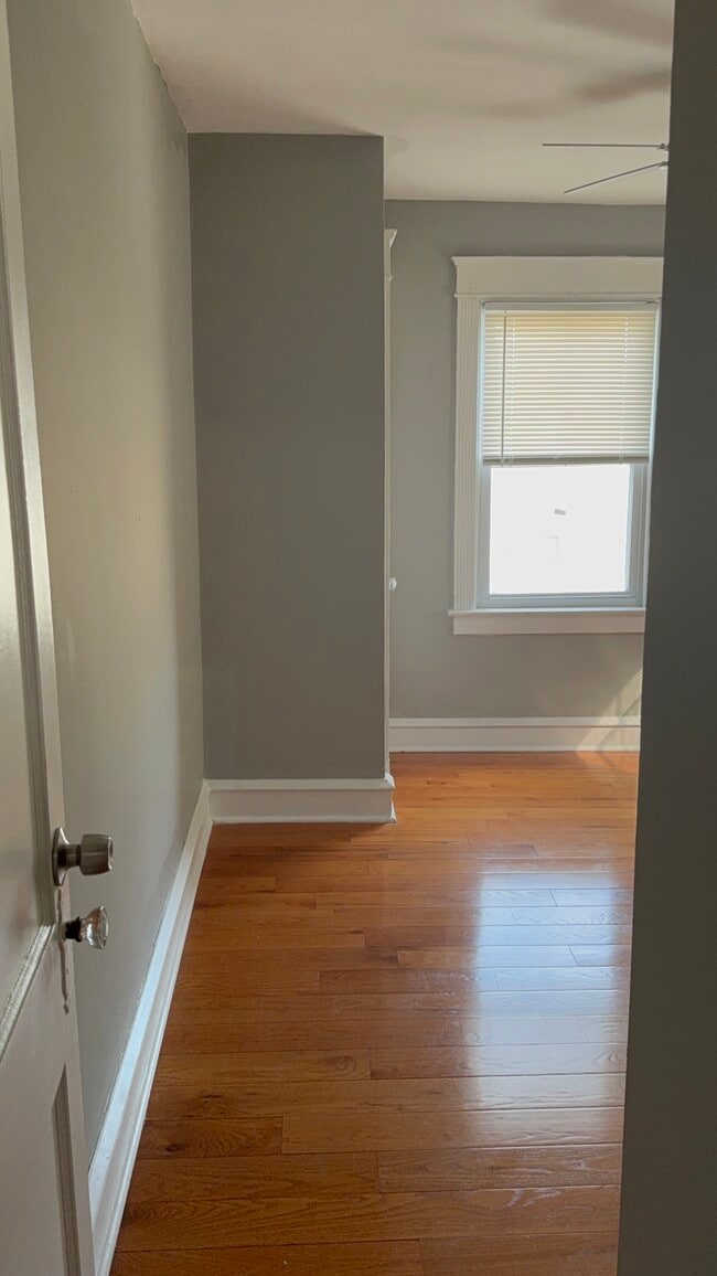 Building Photo - 587 Larchwood Ave Rental