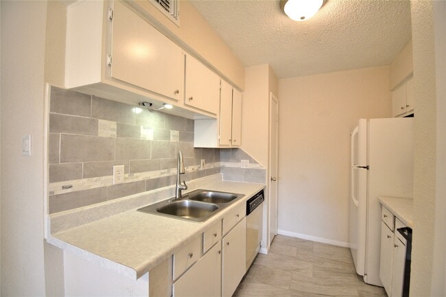 Building Photo - 1500 Bay Area Blvd Unit 206