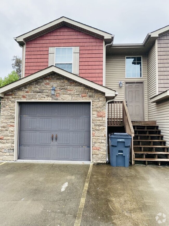Building Photo - Beautiful Townhome