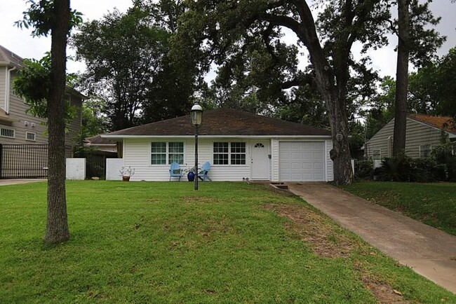 Photo - 955 Althea Dr House