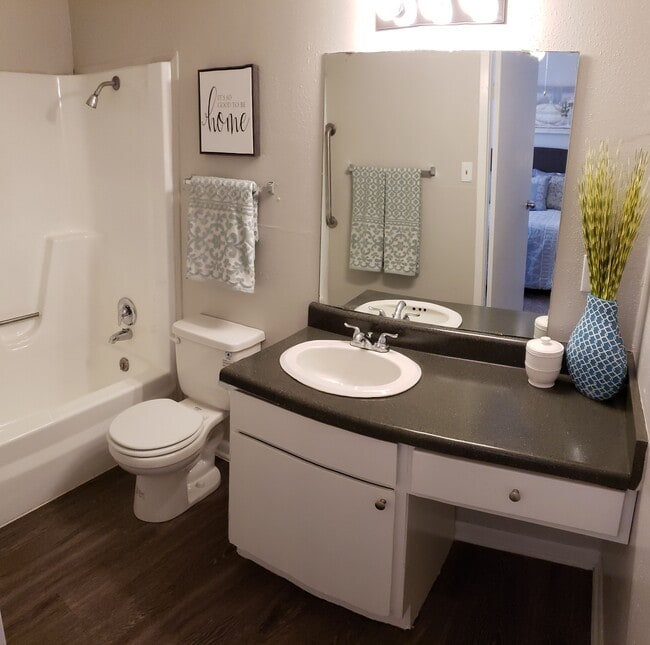 Photo - Landmark Apartments