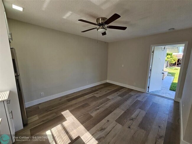Photo - 421 NW 35th Ct