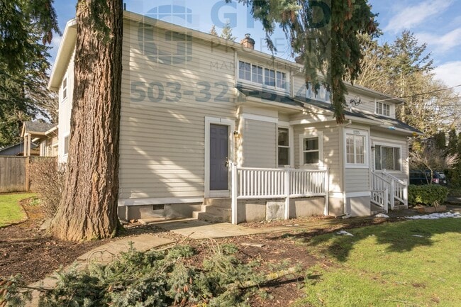 Building Photo - Charming 2 Bedroom Apartment Available in Milwaukie - Private Fenced-In Yard! Unit 01