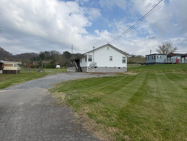 Photo - 3bed / 2 bath house near Race Track!