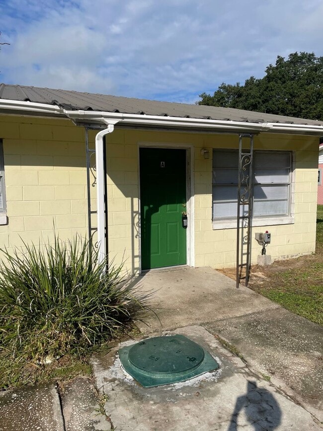 Building Photo - 7094 CR 213 Unit Apt A (Right Side)