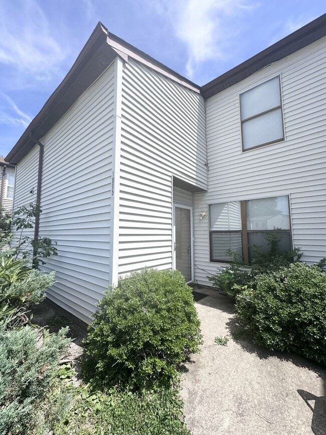 Building Photo - Cozy Townhome By the Beach!