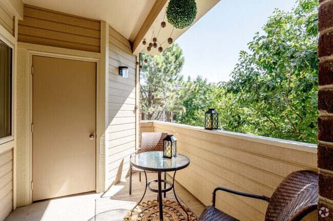 2BR, 2BA - 1,058SF