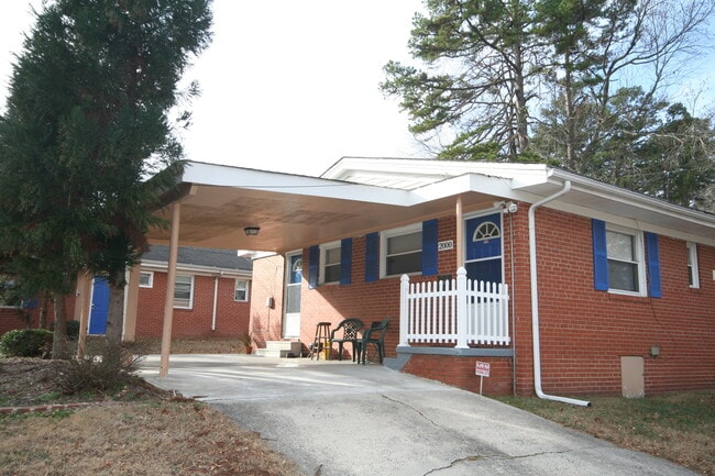 Building Photo - Renovated Duplex Unit 2000 Rental