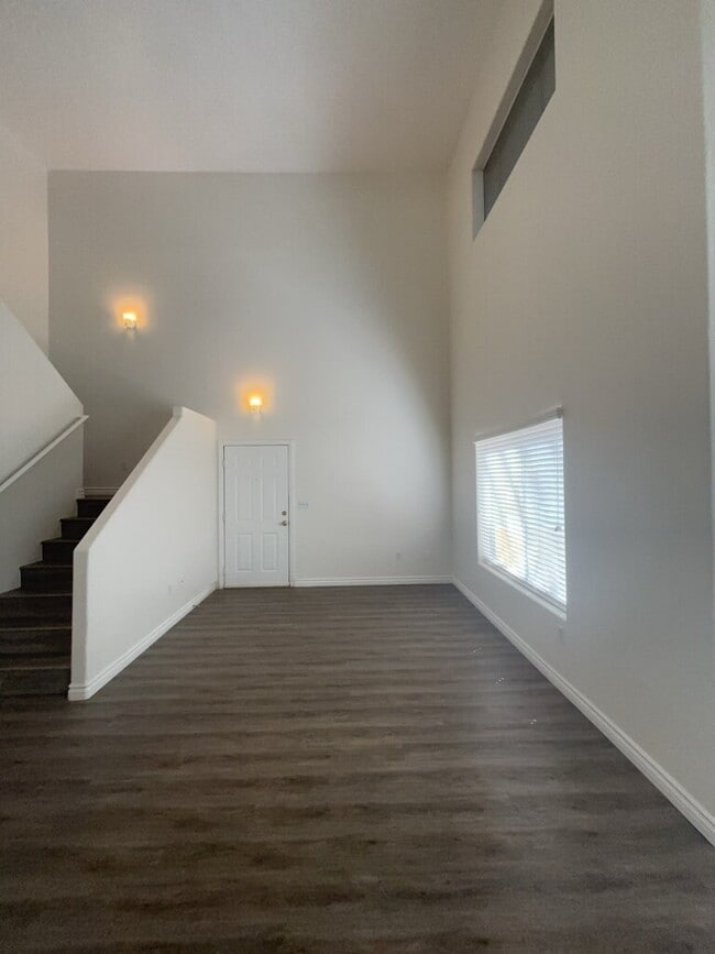 Spacious 3-Bed / 2.5 Bath Oasis: Modern Living in the Heart of Las Vegas!