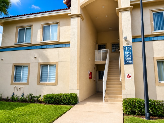Building Photo - 1103 Golden Lakes Blvd Unit 1011