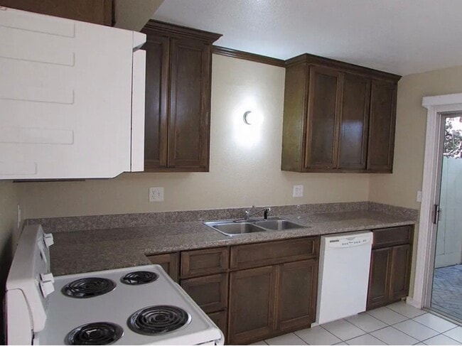 Photo - 2 Bed, 1 Bathroom Apartment Unit 8, Hollister, CA 95023