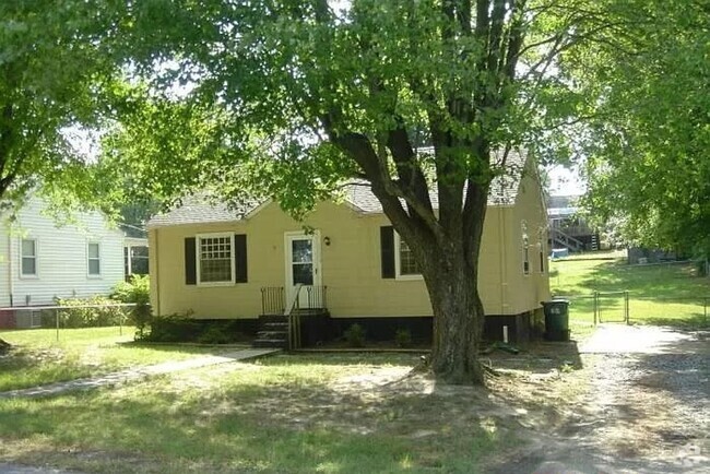 Building Photo - 3 BR / 1 BA Cozy Cape in West End Rental