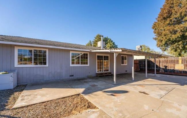 Photo - Spacious 3 Bedroom with large yard