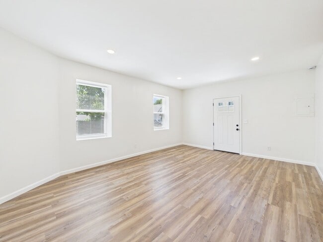 Photo - 633 S Fuller Ave