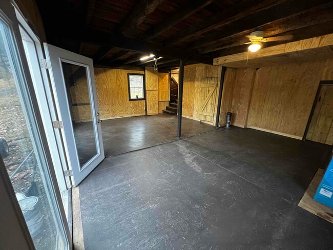 Building Photo - 121 Hilltop Cir