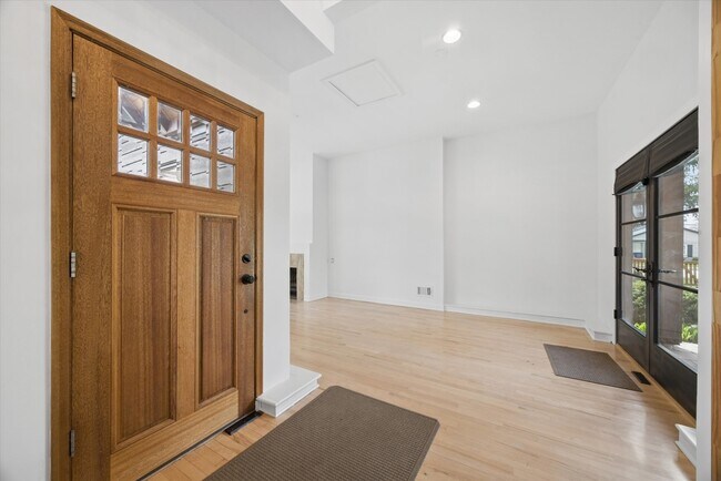 Photo - 502 W 47th St