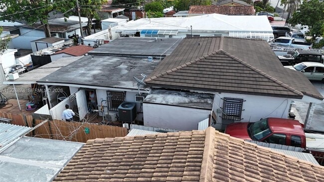 Photo - 825 E 9th Ln