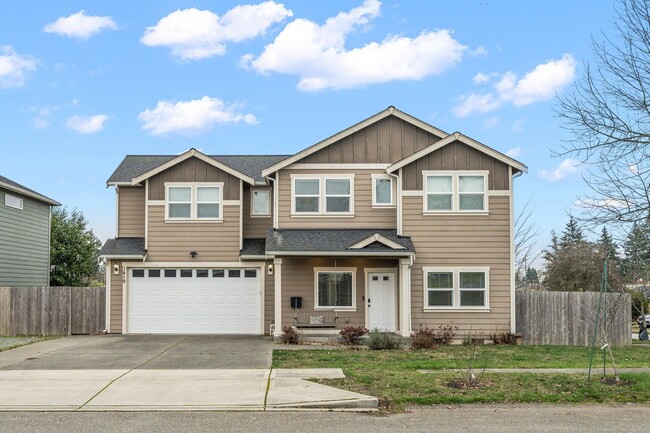 Building Photo - Central Tacoma home - 3 bedroom 2.5 bathroom with 2 Car garage and nice yard - Available May 2026.