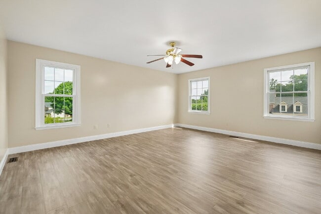 Photo - Beautifully updated and spacious 5-bedroom, 3.5-bath home for rent in the heart of Woodbridge