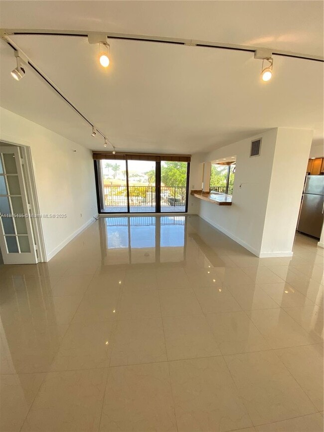 Photo - 801 N Venetian Dr Unidad 202