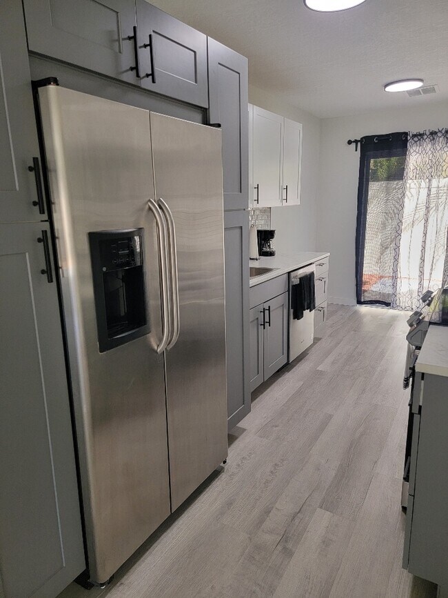 Building Photo - 2056 Sunset Point Rd Unit 23