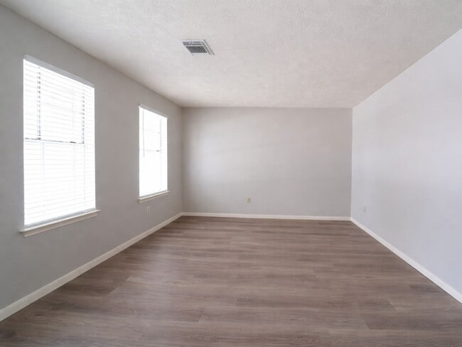 Photo - 16003 Surrey Woods Dr