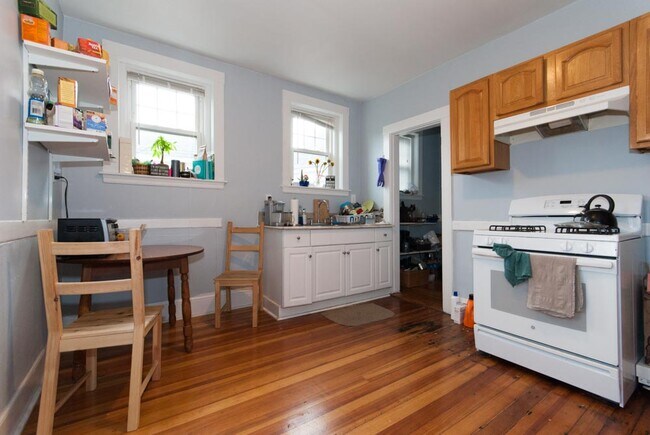 Building Photo - 61 Royal St Unit 3
