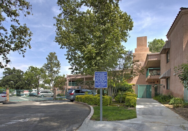 Whispering Oaks Apts
