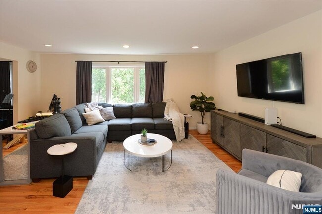 Photo - 40-10 Paterson St