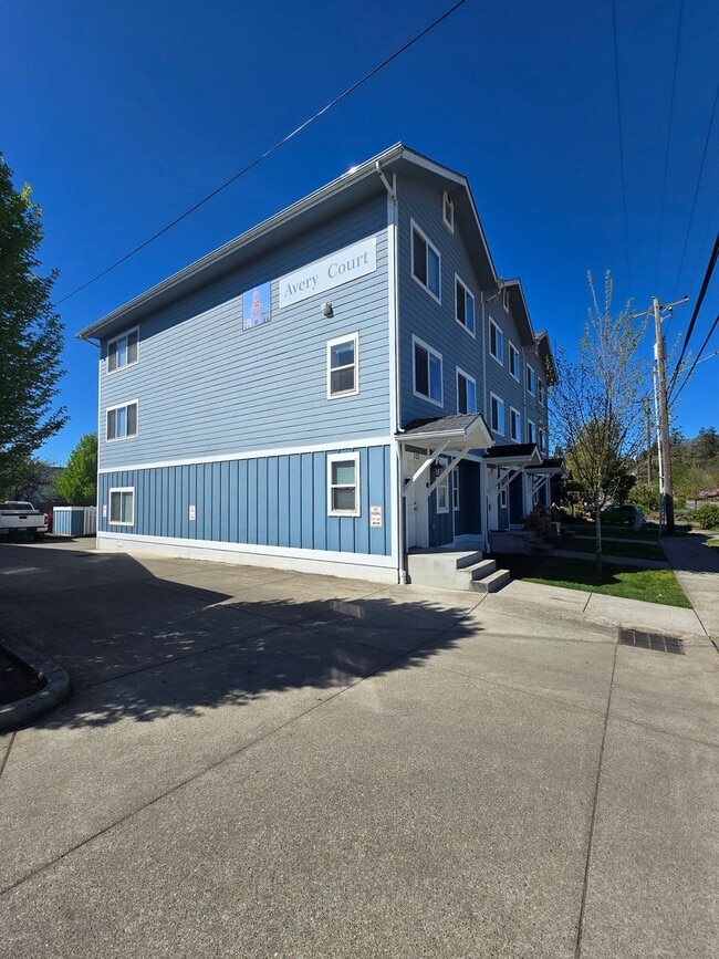 Photo - 132 SW Avery Ave