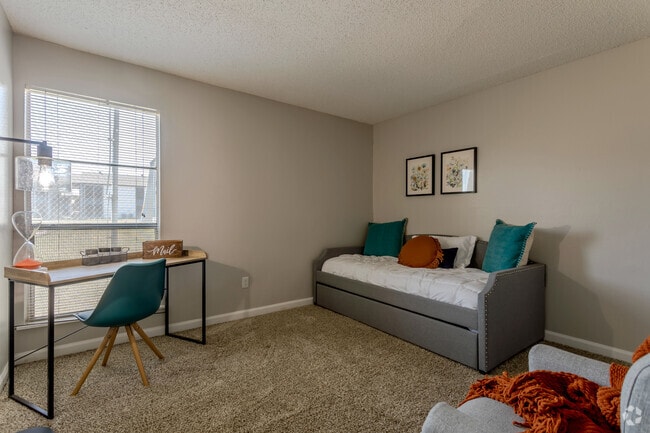 2BR, 2BA - 1000 SF Belmont - Bedroom