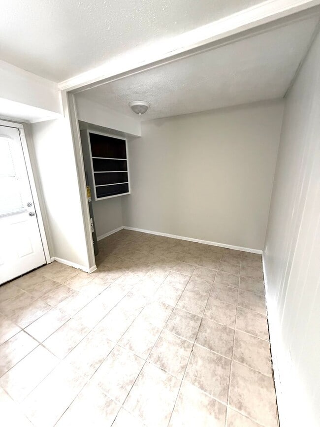 6040 Eric Ln