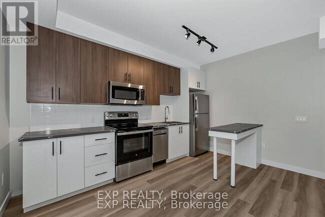 Photo - 211 Armstrong St Unité 001