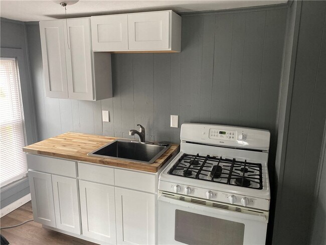 Photo - 752 S Main St