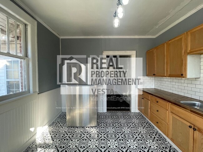 Building Photo - 2694 Cherokee Ave Unit A