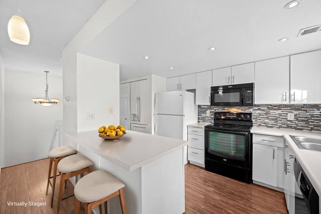 Photo - Cherry Creek Schools Condo | Balcony, Fireplace, Garage + Pool Unidad #D