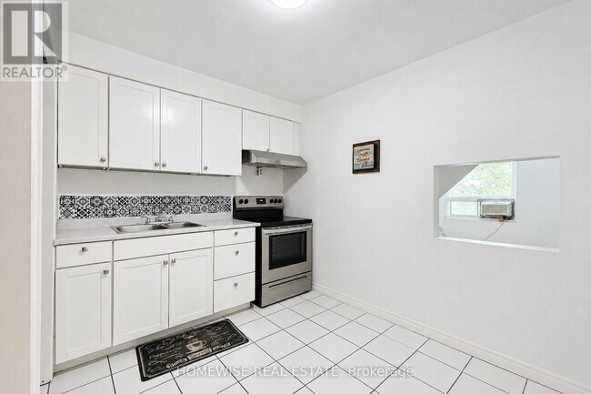 961A Eglinton Ave W