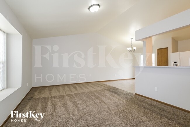 Photo - 710 Tobermory Ct