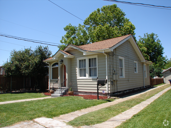 Building Photo - 913 Milton St Rental
